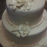 Ekrü esküvői torta