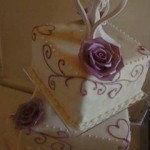 Lila rózsás esküvői torta