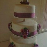 Lila árvácskás esküvői torta