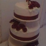 bordó rózsás esküvői torta